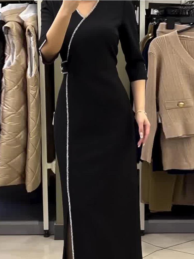 Fudus | Lange Schwarze Robe Mit Fransendetails Und Eleganter Brosche